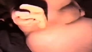 Un grosso dildo nel culo di questo gay