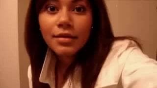 Lei balla in modo sensuale con le calze