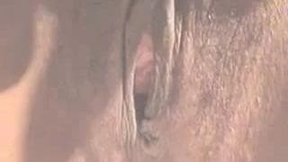 Con questa figa pelosa si masturba Con questa figa pelosa si masturba