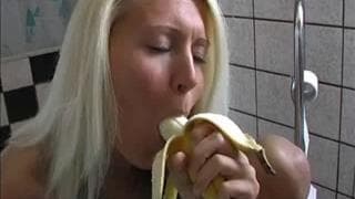 Una bionda con una banana