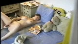 Una troietta che si da piacere sul letto Una troietta che si da piacere sul letto