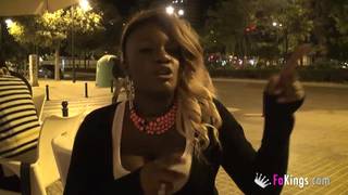 Juliette stringe un cazzo tra le tette