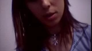 Una cagna mora che viene su un cucchiaino