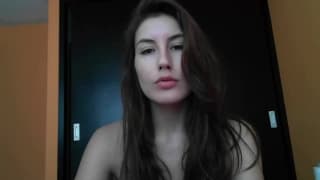 Una brunetta ch adora masturbarsi