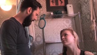 Una bionda scopa nel bagno !