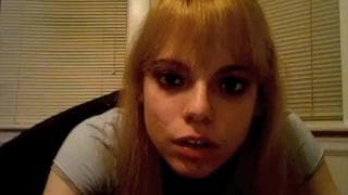 Una biondina si fa venire sulla faccia