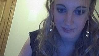 Una ragazza fa dello striptease per tutti