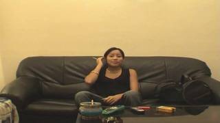 Video di una ragazza asiatica con una figa pelosa