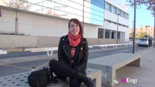 Una giovane rossa latina che succhia