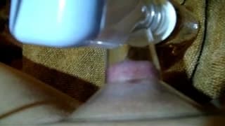 Una ventosa su una figa grassa e umida