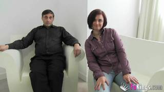 Una bella coppia che scopa nel letto