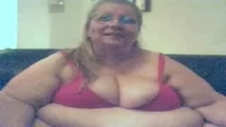 Ecco una grassa troia matura e tettona