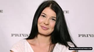 Lucy Li una brunetta sexy in video !