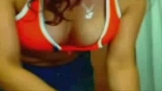 Una tettona dai capelli rossi in webcam