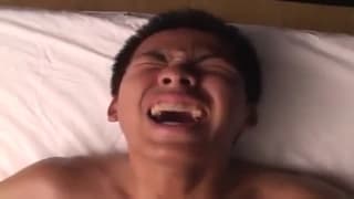 Al twink asiatico piace farsela fare