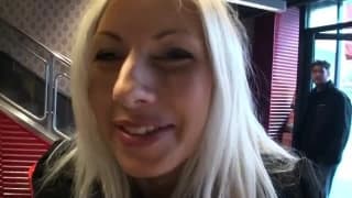 Una bionda che si fa penetrare da dietro