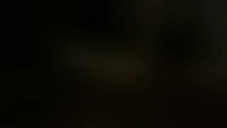 Una ragazza succhia mentre è bendata