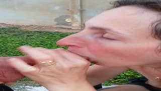 Una bella milf succhia sulle terrazza Una bella milf succhia sulle terrazza