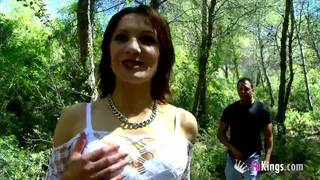 Heloise Dacosta penetrata nel bosco