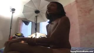 Una giovane nera che ama scopare