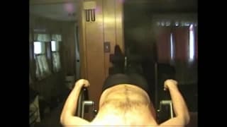 Un gay con le calze si masturba