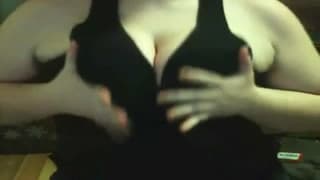 Dilettante dalle tettone con piercing