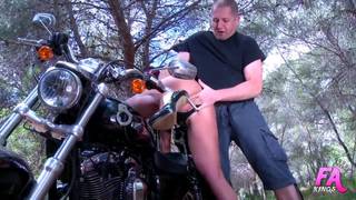 Jenny Hard si diverte all'aria aperta