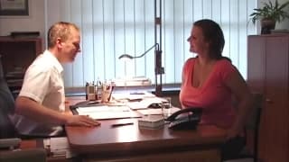 Enormi meloni che ballano in ufficio