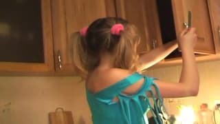 Si masturba in tutte le stanze di casa