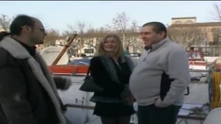 Una giovane bionda che allarga le gambe