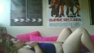 Una grassa troia distesa a letto