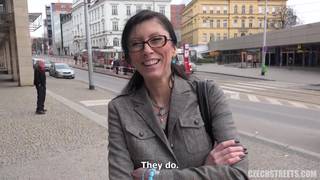 Una scopata per strada per questa milf Una scopata per strada per questa milf