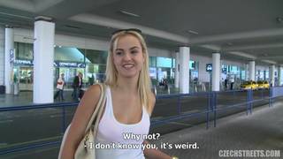 Una bionda conosciuta in aeroporto Una bionda conosciuta in aeroporto