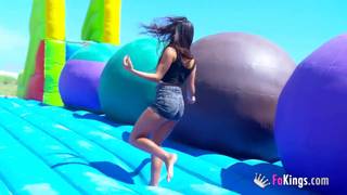 Gala Brown ha un orgasmo all'aperto