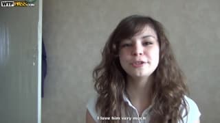 Una pompinara che si masturba in un campo