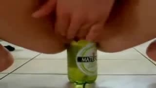 Una birra fresca dentro la vagina