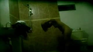 Una donna nera e sexy sotto la doccia