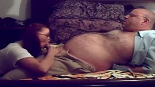 Una donna grassa che cavalca il cazzo