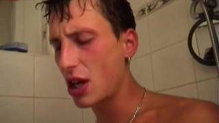 Tre giovani gay che si toccano