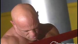 Arpad Miklos scopa con i suoi amici Arpad Miklos scopa con i suoi amici