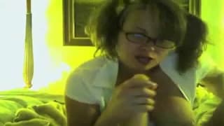 Lei tocca le tettone e la figa in webcam