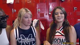 Due cheerleader scopate dai rivali