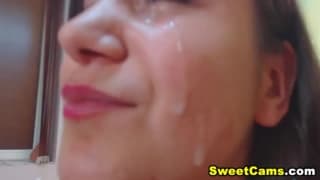 Una dosa di sperma sul suo viso Una dosa di sperma sul suo viso