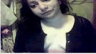 Si mette davanti alla webcam