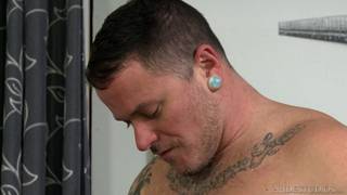 Peter Fields inculato da Max Cameron