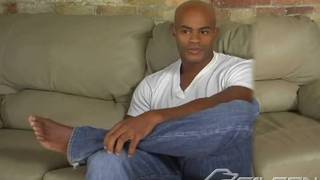 Un gay nero impegnato a farsi una sega
