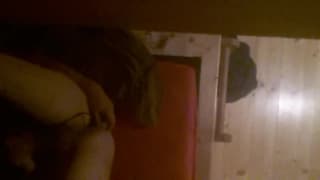 Il aime se mettre une manette dans le cul