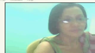 Qui vediamo una donna matura che si tocca