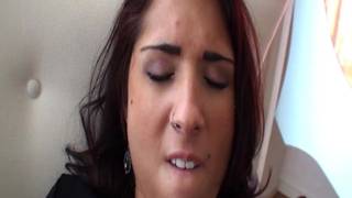 Una bella latina che si masturba