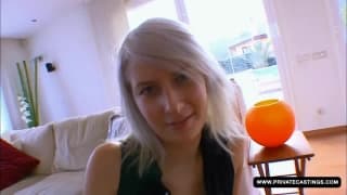 Lora Row cavalca un grosso cazzo